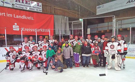 Der 8:1 Sieg gegen Frillensee-Inzell wurde mit den Spielern auf dem Eis gefeiert. 	Foto: brk Ebersberg