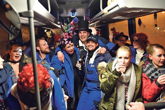 Mit dem MFC-Bus »auf Montage«: Die Garde des MFC und Redakteurin Katja Brenner (2. v. r.). 	Foto: Alex Staudinger