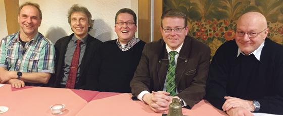 Der neue (alte) Vorstand beim Männerchor Kirchseeon: Thorsten Steinkopff, Rolf Geber,  Michael Riedel, Gabor Fischer und Heinz Geistlinger (v. li.). 	Foto: Männerchor