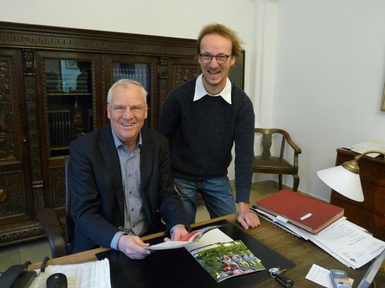 Bürgermeister Walter Brilmayer und Lukas Stange vom  Museum Wald und Umwelt.	Foto: Rathaus Ebersberg