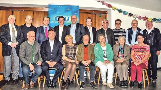 Der neugewählte Vorstand des CSU Ortsverbandes Berg am Laim mit dem Landtagsabgeordneten Robert Brannekämper (3 v. l. stehend) und dem alten und neuen Ortsvorsitzenden Fabian Ewald (4v. l. stehend).	Foto: CSU