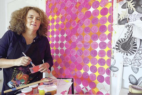 Die australische Künstlerin Penelope Richardon bei der Arbeit in ihrem Atelier in München. 	Foto: privat
