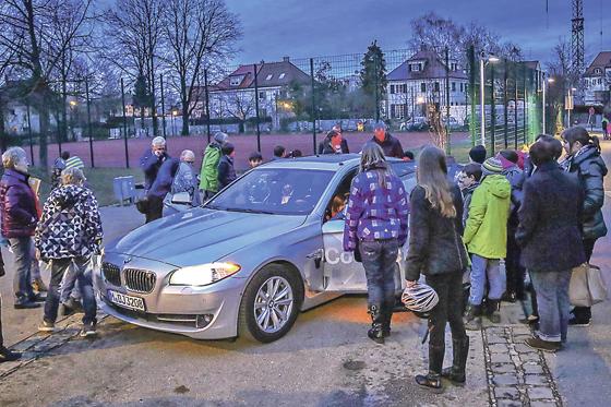 BMW-Insider Florin Leutwiler erklärt die Welt des Automobilbaus den KinderUni-Studenten.	Foto: VA