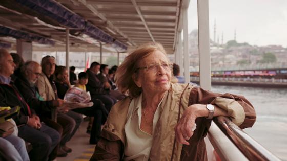 Szene mit Susan Schwarz, die in dem Dokumentarfilm »Haymatloz« am Bosporus  Zuflucht sucht. Foto: Mindjazz