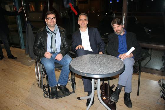 Maximilian Dorner (li.), Bernhard Hemmer (Mitte) und Thomas Misgeld (re.) haben auf der BA-Sitzung mit vereinten Kräften für das geplante MS-Zentrum geworben.	Foto: js