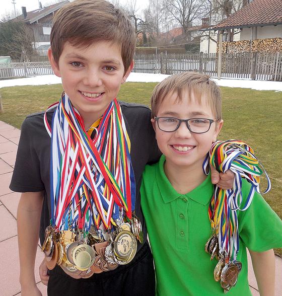Der 12-jährige Marvin und sein jüngerer Bruder Stieven   beide begeisterte Sportler  organisieren und betreuen den Kinderlauf.	Foto: privat