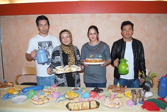 Sie helfen gerne im Café International mit (v.l.): die afghanischen Flüchtlinge Ali, Roqaya, Naija und Aziz.	Foto: privat