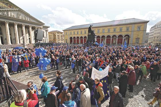 Vor vier Wochen waren es rund 400 Teilnehmer. Inzwischen mobilisiert »Pulse of Europe« jeden Sonntag rund 2.500 Menschen allein in München.	Foto: Benjamin Fannrich