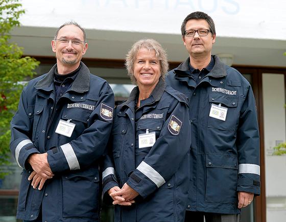 Die drei Mitarbeiter der Ottobrunner Sicherheitswacht (v.l.) Thorsten Schütt, Bettina Hanekop und Michael Wolters.	F.: Claus Schunk