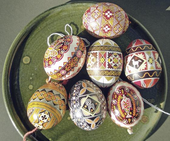 Bäuerinnen aus der Ukraine haben diese und weitere Eier kunstvoll bemalt. Der Erlös ist für einen guten Zweck. 	F: VA