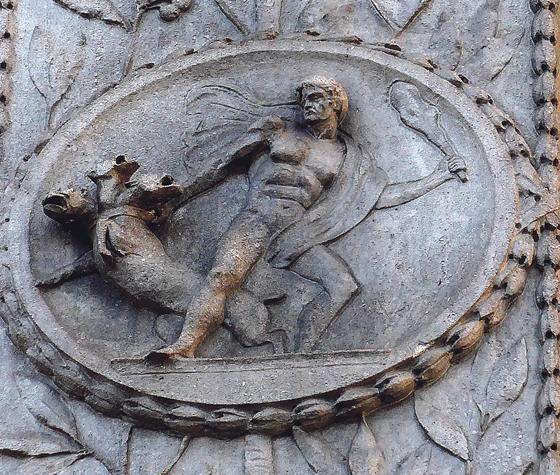 Detail des Friedensengels-Denkmals, Nordost unten: Herakles bändigt den Wachhund der Unterwelt Kerberos.     F.: Eva Lutz