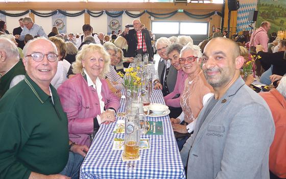 Django Asül besuchte die Grasbrunner am Tisch beim Rosenheimer Starkbierfest.	Foto: privat