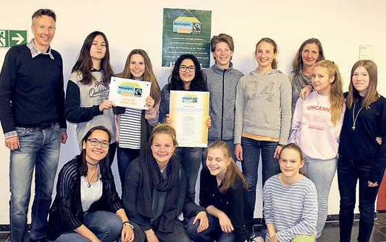 Große Freude beim Fairtrade-Team aus Schülerinnen, Eltern und Lehrern: Die Theresia-Gerhardinger-Mädchenrealschule hat die Urkunde als »Fair Trade School« erhalten.	Foto: Schule