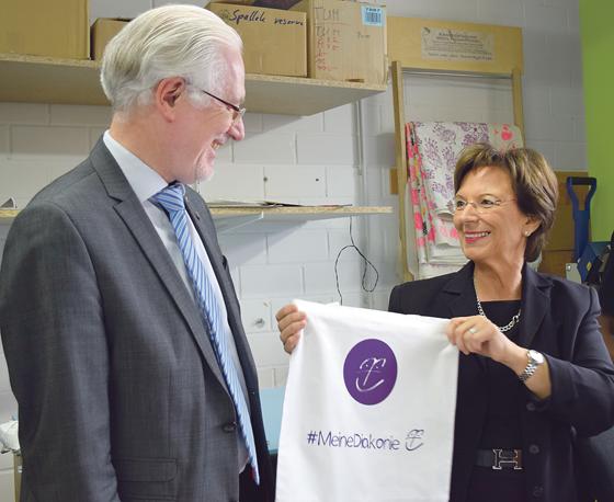 Bayerns Sozialministerin Emilia Müller und Diakonie-Präsident Michael Bammessel durften die selbstbedruckten Stofftaschen gleich mit nach Hause nehmen.	Foto: VA