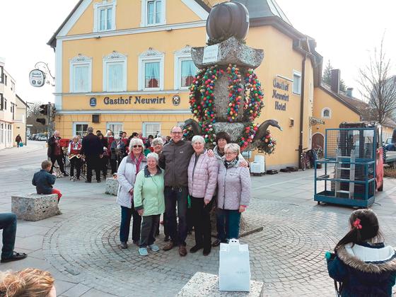 Festlich präsentiert sich der Osterbrunnen am Helmut-Karl-Platz in Garching.	Foto: VA
