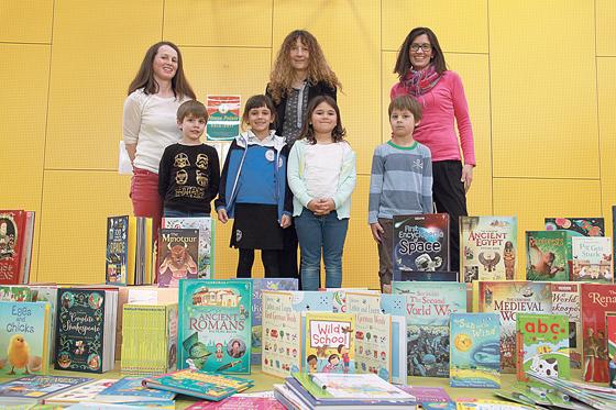 »Ready, steady, read«: Lehrer und Schüler der BIS City Campus bei der Übergabe der neuen englischen Bücher für ihren Unterricht.	Foto: BCC