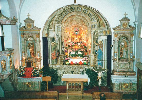Das Heilige Grab der Pfarrkirche Frauenneuharting erstrahlte 1997 im mystischen Glanz. Nun wird es nach langer Zeit wieder aufgerichtet.	Foto: Heimatverein Frauenneuharting