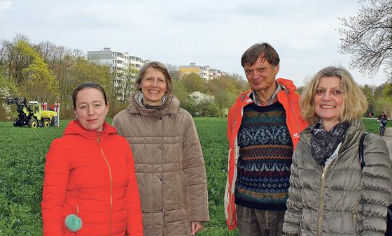 Der Vorstand des neu gegründeten Vereins vor dem künftigen Krautgarten. Von links nach rechts: Maria Busygina, Silke Tegeler, Jürgen Tegeler und Lydia Wallerer.	Foto: js