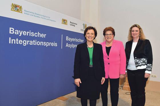 MdL Kerstin Schreyer (rechts) freut sich auf viele Bewerber für den Bayerischen Integrationspreis und Bayerischen Asylpreis 2017.	Foto: Bayerische Staatsregierung
