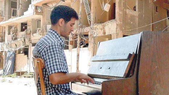 Aeham Ahmad spielte in den Trümmern eines Flüchtlingslagers Klavier und schenkte so ein wenig Hoffnung.	Foto: VA