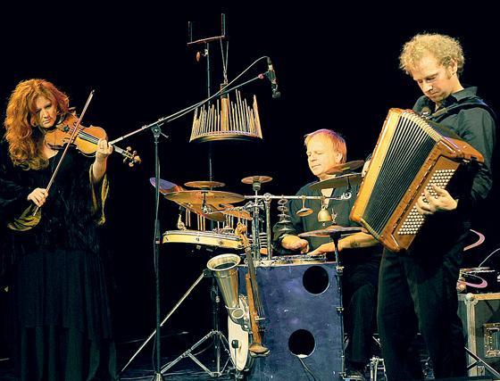 Wundersame Klanglandschaften erschafft dieses Trio, bestehend aus Martina Eisenreich, Andreas Hinterseher (rechts) und Wolfgang Lohmeier.		        Foto: Yakup Zeyrek