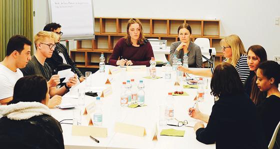Das »Junge Bündnis für Geflüchtete« mit seiner Sprecherin Lea Richter (Mitte) bringt Geflüchtete und deutsche Institutionen zum Dialog an einen Tisch.	Foto: VA