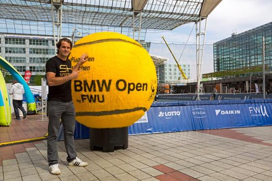 Er ist der Größte. Das trifft auf den Tennisball zu und aus Sicht seiner vielen Fans auch auf Publikumsliebling Tommy Haas. 	Foto: Flughafen München