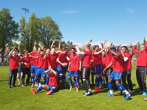 So sehen Sieger aus: Mannschaft, Trainer und Betreuer des FC Unterföhring feiern ausgelassen den erstmaligen Aufstieg in die Regionalliga Bayern.	Foto: bs