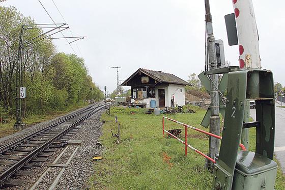 Seine Tage sind gezählt: Das alte Bahnwärter-Häusl am Ostende des Perlacher Bahnhofs muss weichen.	Foto: RedP
