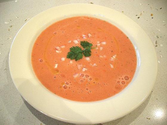 Köstlicher Anblick: Ein Teller Gazpacho, eine südspanische Suppe aus ungekochtem Gemüse.	Foto: Alpha, CC BY-SA 2.0