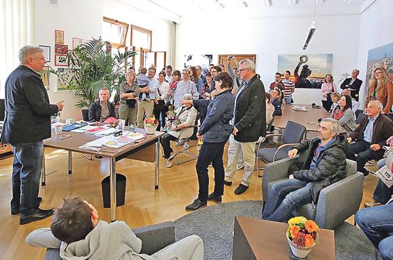 Andrang beim Oberbürgermeister: So viele Menschen wie am 6. Mai kann Dieter Reiter (li.) nur selten in seinem Amtszimmer begrüßen.	Foto: Michael Nagy/Presseamt München