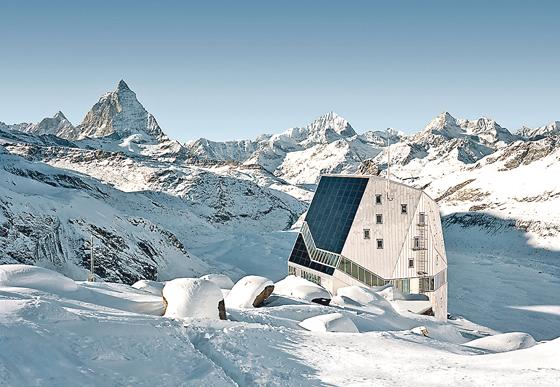Die futuristisch anmutende Monte Rosa Hütte in den Walliser Alpen wurde 2009 als «Berghütte der Zukunft» eröffnet.	Foto: Tonatiuh Ambrosetti