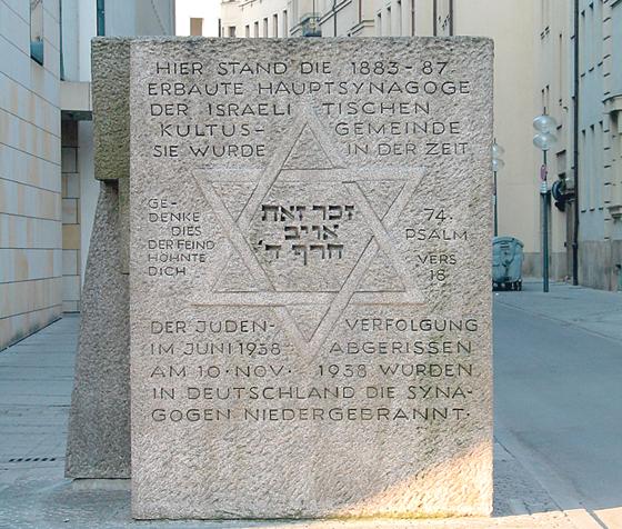 Gedenkstein für die einstige Hauptsynagoge in der Herzog-Max-Straße in der Altstadt.	Foto: Anna Barnsteiner