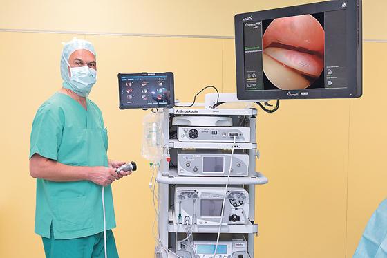 Der neueste Stand der Technik: Chefarzt Dr. Artur Klaiber am neuen 4K-UHD-Endoskopie-System. 	Foto: Kreisklinik
