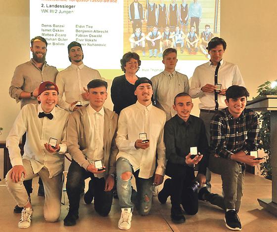 Grund zur Freude: Die Mannschaft der Mittelschule Torquato-Tasso wurde für ihren zweiten Platz 2016 geehrt.	Foto: VA