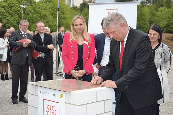 Oberbürgermeister Dieter Reiter unterschreibt als Erster die Gedenktafel zur Grundsteinlegung. 	Foto: ar