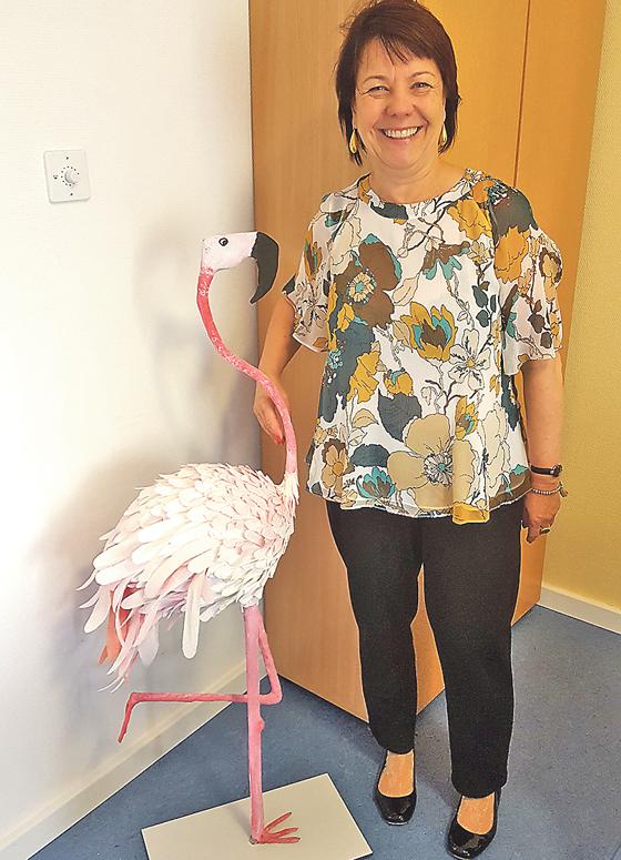 Landtagsabgeordnete Diana Stachowitz neben einem von Ivan Bokor mit den Bewohnern gestalteten Flamingo aus Pappmaché	Foto: Diana Stachowitz