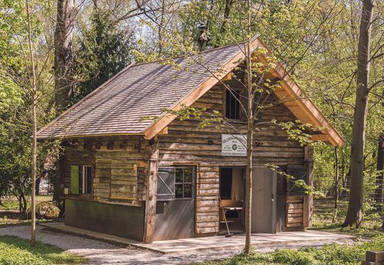 Die ursprüngliche Höllentalangerhütte wurde im Garten des Alpinen Museums wieder aufgebaut.	Foto: Thomas Rychly
