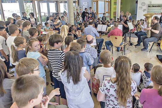 Großer Andrang: Die Grundschüler lauschten dem Blechbläserensemble »Windcraft«.	Foto: Feldkirchner Blaskapelle