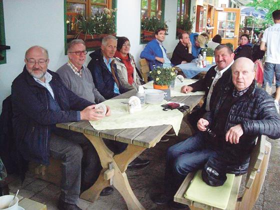 Der Vaterstettener Gemeinderat traf sich im Mai zu seiner dritten Fahrrad-Exkursion ins Umland. 	Foto: privat