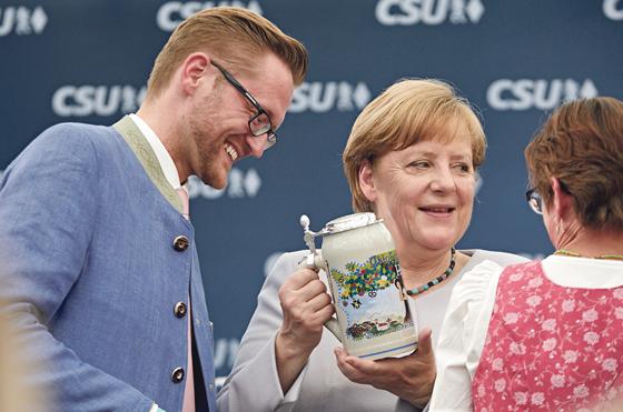 MdB Dr. Wolfgang Stefinger überreicht der Bundeskanzlerin Angela Merkel einen Bierkrug. 	Foto:  Nils Schwarz