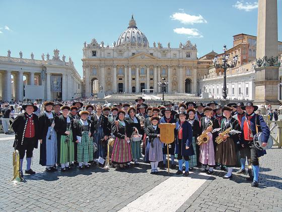 Die Reisegruppe der Musikkapelle Gelting auf dem Petersplatz im Vatikan.	Foto: Verein