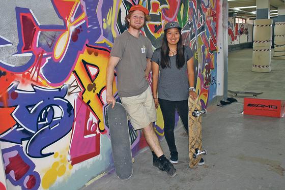 Fanta (rechts) und Adrien geben in der Halle am Candidplatz regelmäßig Skateboardkurse für sozial benachteiligte Kinder und Jugendliche. 			                 Foto: js