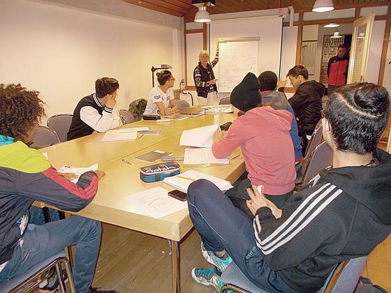 Mit großem Interesse verfolgten die jugendlichen Flüchtlinge den Prüfungsvorbereitungen der vhs.	Foto: VA