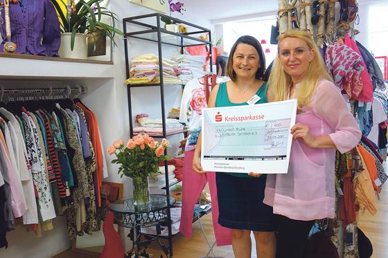 Klawotte-Leitung Gabriele Goltios übergab einen Spendenscheck an Jelica Komljenovic von der Seniorenhilfe.	Foto: hw