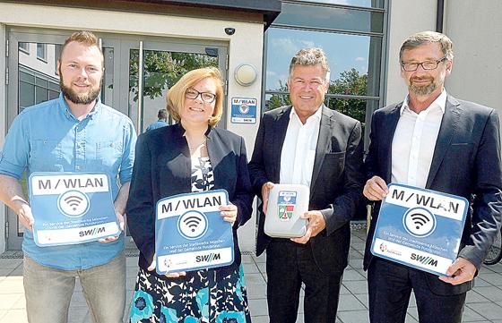Bürgermeister Edwin Klostermeier (2.v.re.) nimmt das WLAN gemeinsam mit (v.li.) Michael Köhler, Kirsten Samir (SWM) und Gerhard Lößlein (SWM) in Betrieb. 	Foto: VA