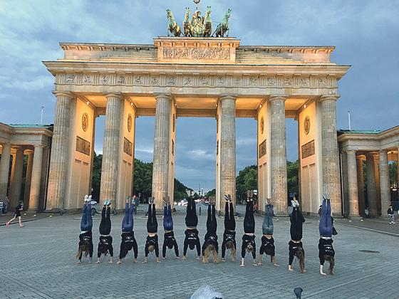 Die Haarer Turnerinnen des TSV Haar vor dem Brandenburger Tor in Berlin.	Foto: privat