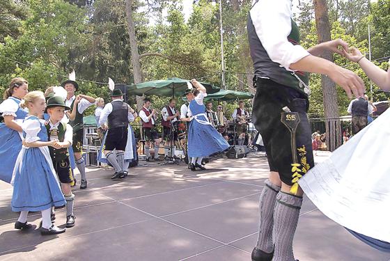 Beim Lohhofer Waldfest geht es traditonell bayrisch zur Sache  und das seit bereits 35 Jahren.	Foto: VA