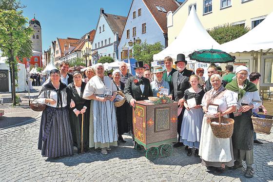 Die VSG Altenerding hat stilecht in historischen Kostümen in der Erdinger Altstadt Werbung für ihr Stück gemacht. Am 13. Juli gibt es eine Zusatzvorstellung.	Foto: VSG
