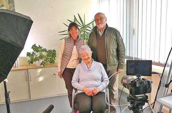 Gemeindewerke-Mitarbeiterin Ute Kuhlmann mit den Interviewpartnern Else Anselmi und Hubert Allekotte.	F.: VA